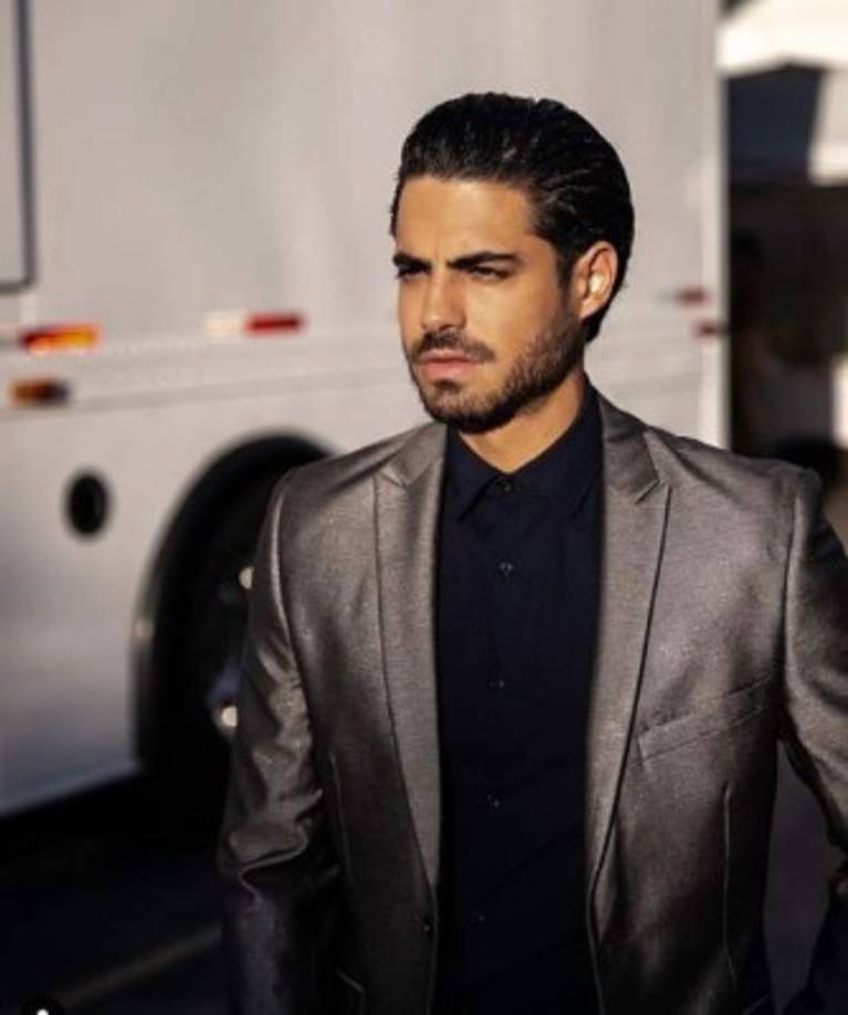 El conductor de Univision Roberto Hernández ha estado pidiendo a sus fans que lo apoyen con votos.