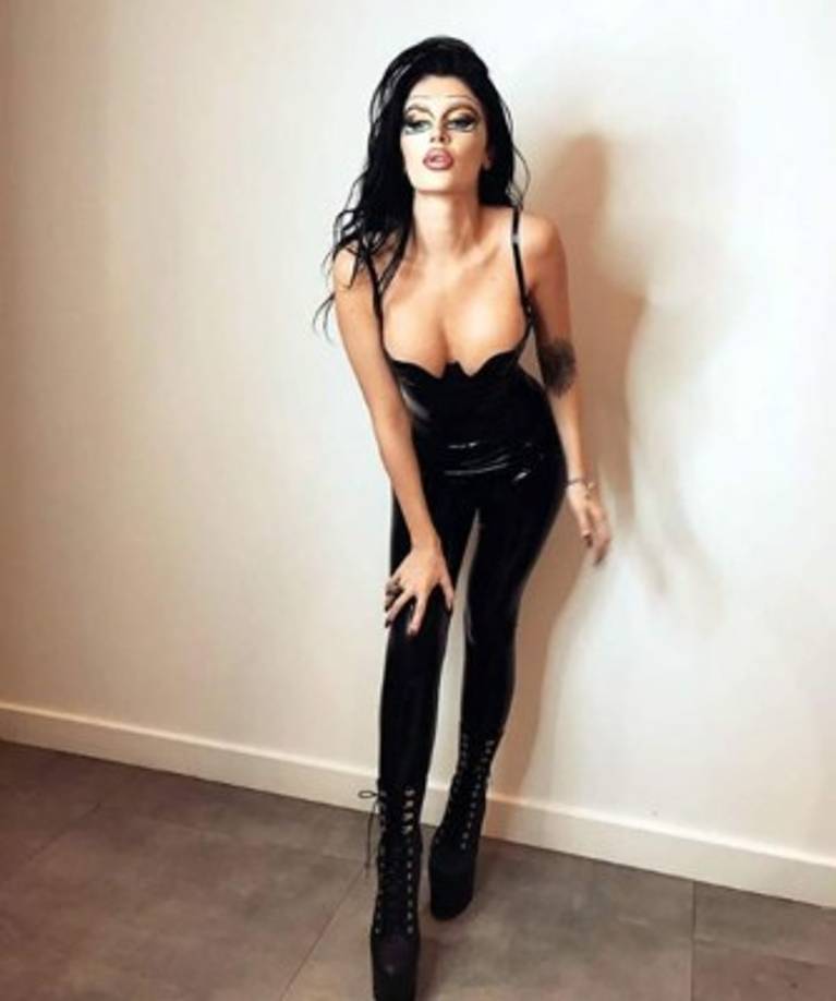 Era Istrefi cuenta con más de un millón de seguidores en su cuenta de Instagram.