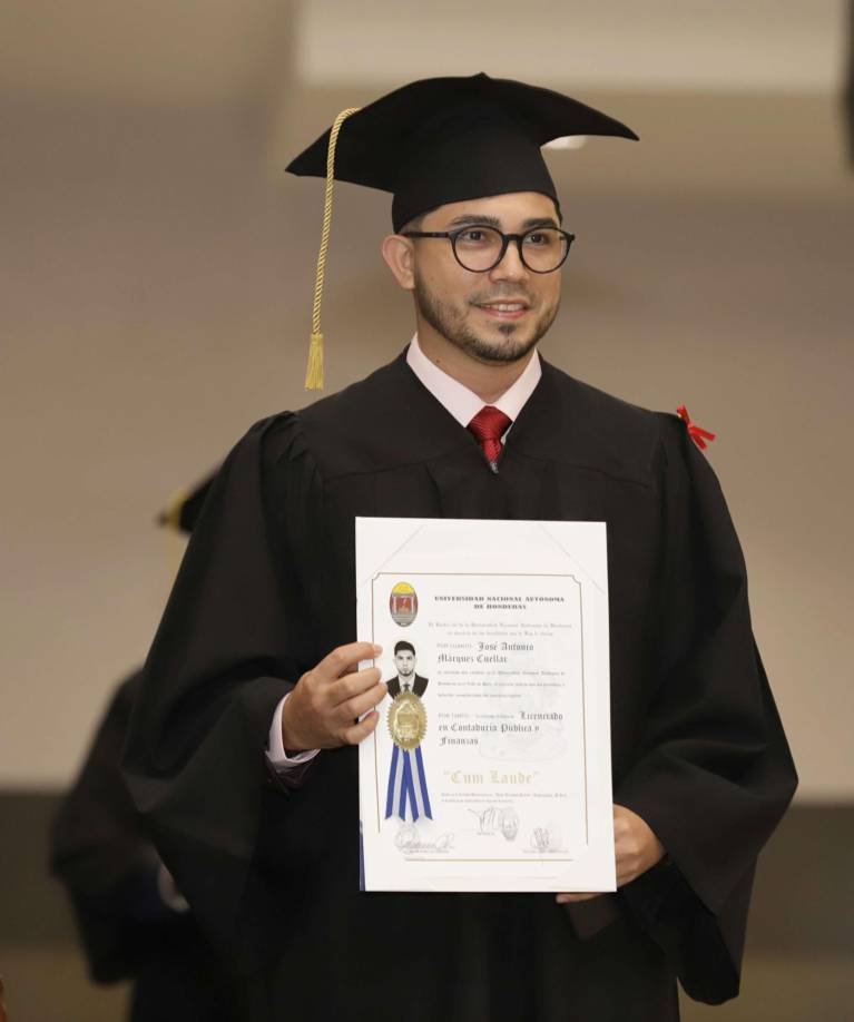 ¡Felices y orgullosos! Así festejan los nuevos egresados de Unah-vs