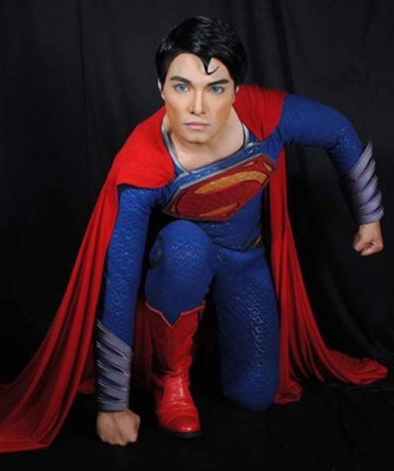 Chavez es llamado en Filipinas: el “Pinoy Superman”. Además, el asiático ostenta el Record Guiness al mayor número de figuras y objetos relacionados con Superman, 1.253 artículos certificados, aunque él apunta que 'en realidad son unos 5.000' los que tiene.