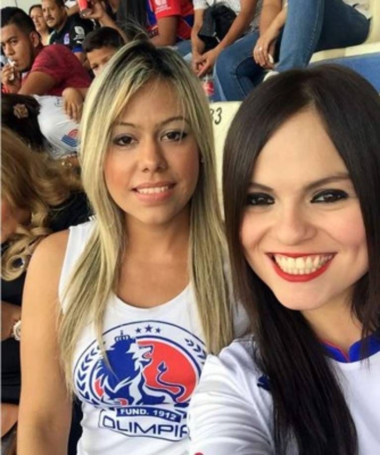 'Tita' Torres, esposa de Carlo Costly, y Solange Olivera, mujer de Fabio de Souza, en un partido del Olimpia.