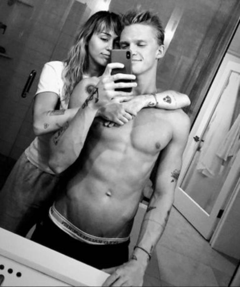 Ha sido Miley quien ha llevado la voz cantante en las redes sociales, encargándose de compartir la mayoría de imágenes que existen de los dos juntos.