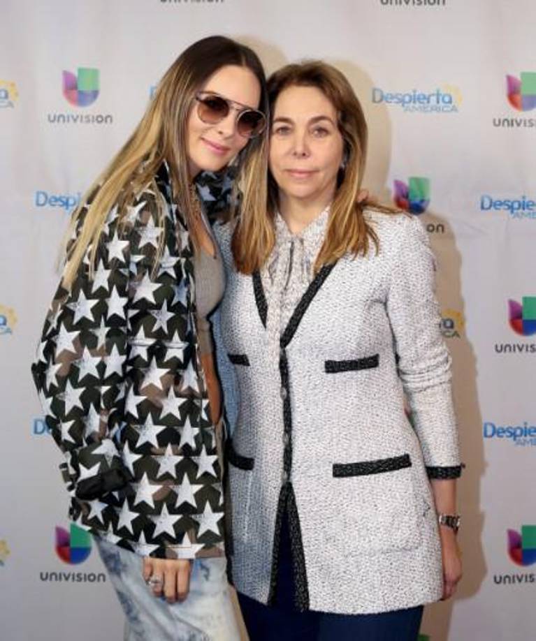 Después, la madre de la cantante de “Egoísta” subió una foto a su perfil de Instagram con la leyenda: “El mundo está lleno de personas que quieren recoger los frutos de árboles que nunca sembraron ni cuidaron”.