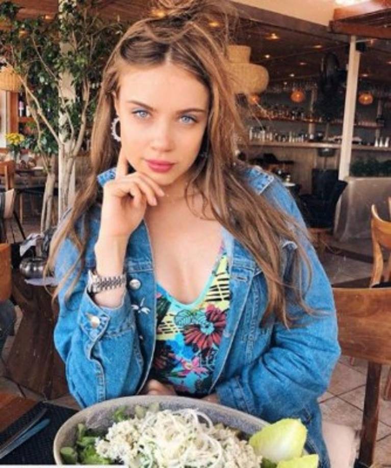 Sus cuentas de redes sociales son: Facebook: @xeniatchoumitcheva. <br/>Twitter: @xeniatchoumi y en Instagram: @xenia