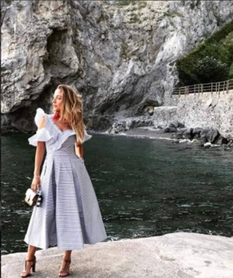 Según la prensa trurca, el avión en el que viajaban ella y sus amigas, un Bombardier Challenger 604 privado, pertenecía a la compañía de su padre.