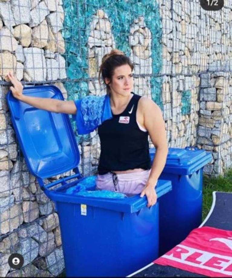 María Andrejczyk, deportista olímpica, vende su medalla para ayudar a un niño con problemas cardíacos.