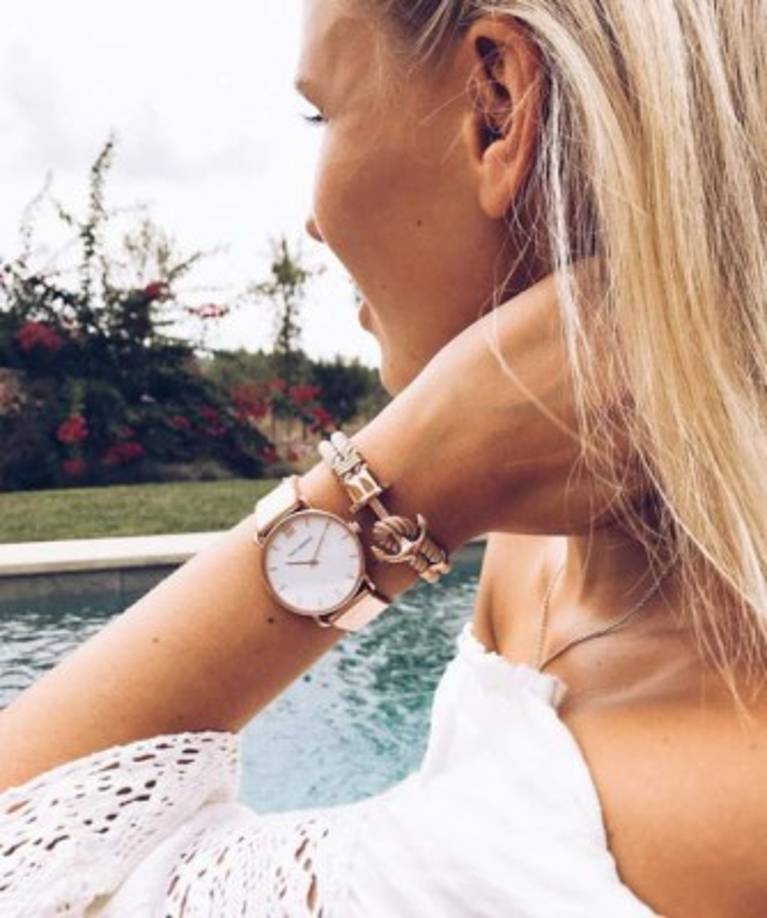 Scarlett Gartmann, en una de sus miles de fotos en donde promociona la marca de un reloj, esto le ha trae graves problemas con la justicia.