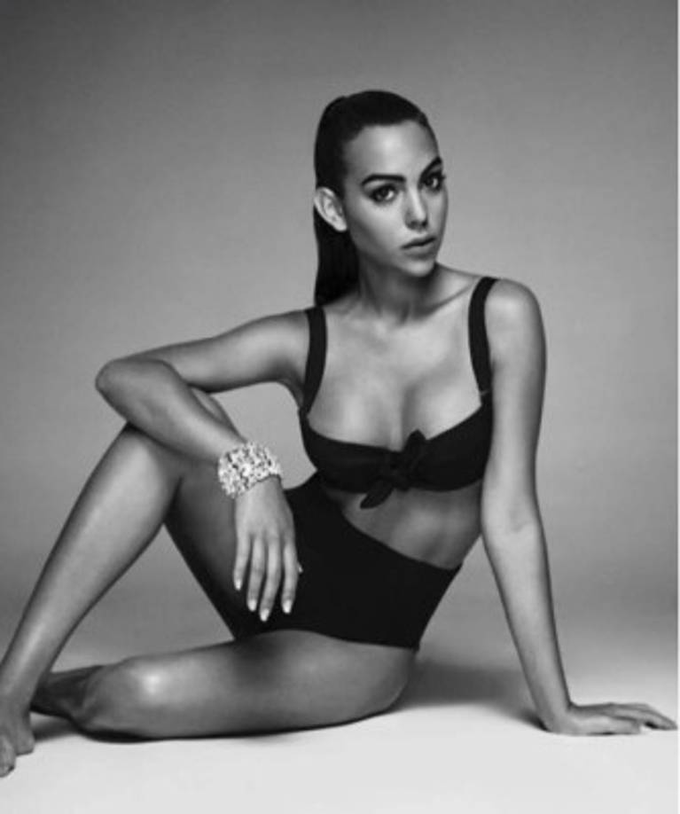 Dos días después de convertirse en madre por primera vez junto a CR7, Georgina ha mostrado su alegría y agradecimiento en Instagram escribiendo unas bonitas palabras junto a una fotografía muy maternal en la que aparece todavía en el hospital, rodeada de ramos de flores y sosteniendo a su hija en brazos.