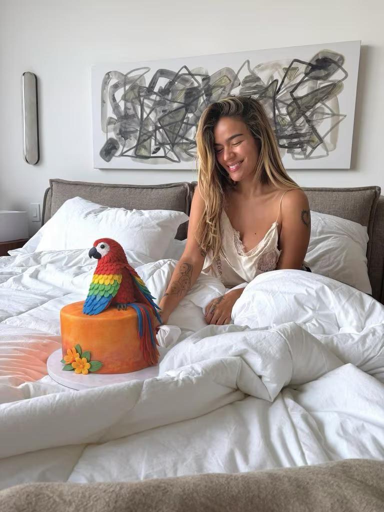 Karol G celebra sus 35 años en una tremenda fiesta con amigas y sin Feid