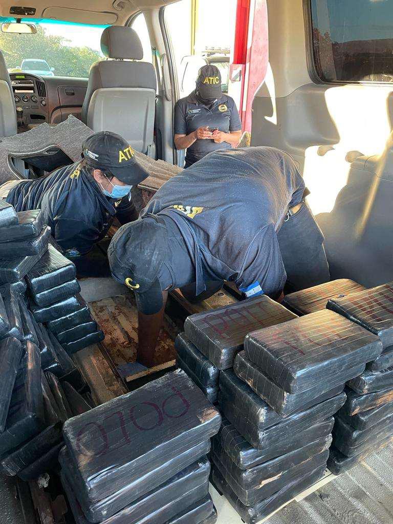 En piso de camioneta hallan 180 kilos de cocaína que llevaban a la capital
