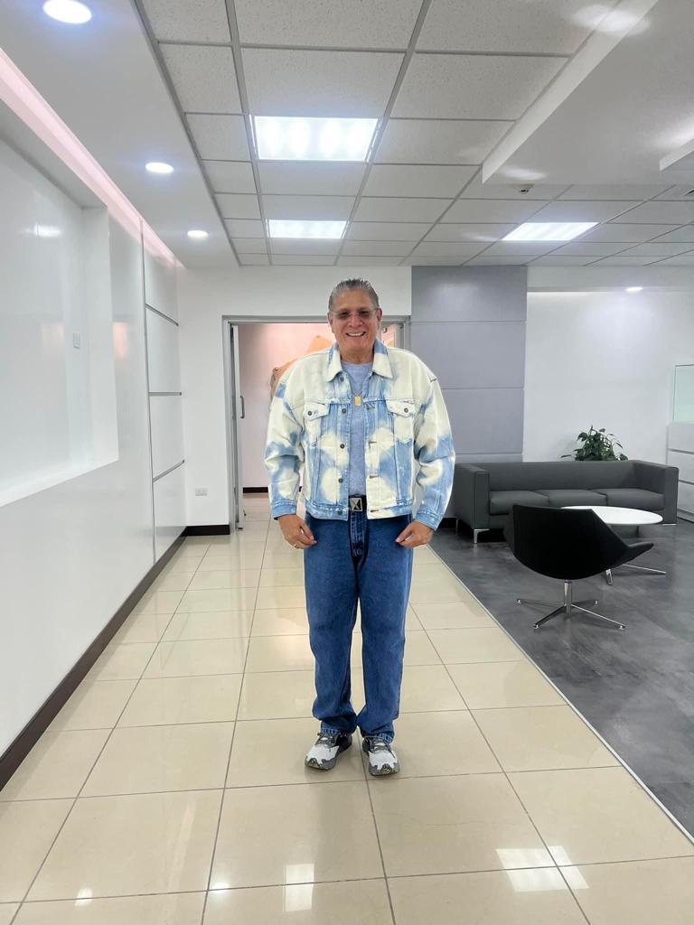 Esdras Amado López causa sensación con atuendos “aesthetic”