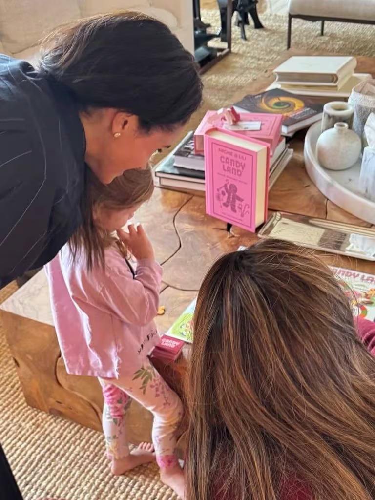 Meghan Markle revela fotos inéditas de Lilibet, la nieta menor del rey Carlos III