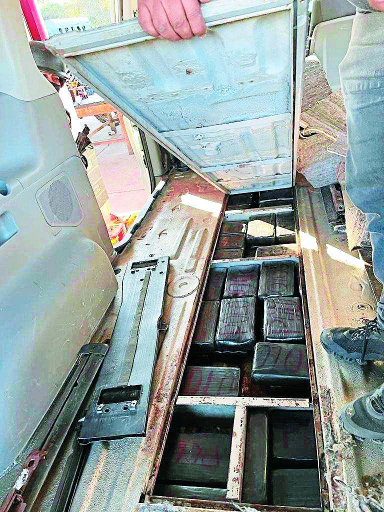 En piso de camioneta hallan 180 kilos de cocaína que llevaban a la capital