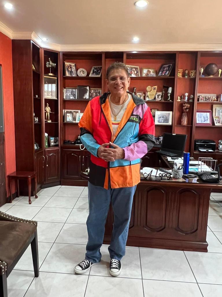 Esdras Amado López causa sensación con atuendos “aesthetic”