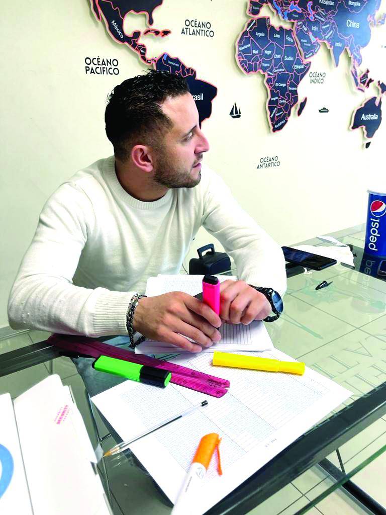 $!Todos los días acuden a esta empresa decenas de mujeres, la mayoría de colonias marginales de la capital, con problemas económicos y vulnerables. Aseguran desconocer lo que sucede. Camilo Parra es el jefe del centro de llamadas.