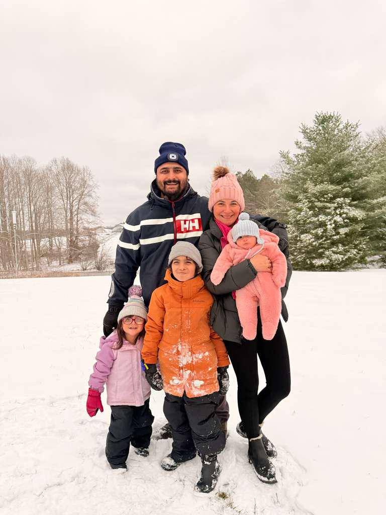 Esta es la fotografía de su preciosa familia: su esposa junto a sus hijos, AnaLilibet, MarcAndrés y GemaEloise.