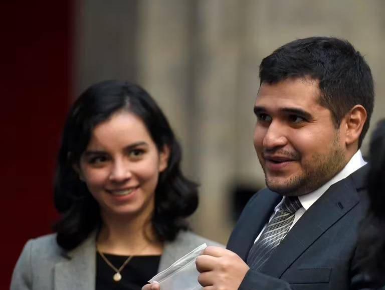 Gonzalo Alonso López Beltrán, de 30 años de edad, es el tercer hijo del mandatario, quien salió en su defensa tras un audio revelado por la organización Mexicanos Contra la Corrupción y la Impunidad (MCCI) que, presuntamente, lo involucra en tráfico de influencias en minas del sur del país. “No, mi hijo no tiene nada que ver, nada, absolutamente, es que tratan de mancharnos, pero no hay razón, no hay elementos, no hay pruebas”, expresó el mandatario en su conferencia matutina.