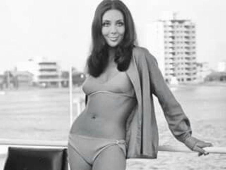 Lorena siempre se destacó por su impresionante belleza y atributos físicos, al igual que su hermana, la también actriz Tere Velásquez.Lorena Velázquez falleció el 11 de abril de 2024, dejando un legado imborrable en la historia del cine mexicano. Será recordada por su talento y belleza que cautivaron a varias generaciones de espectadores.