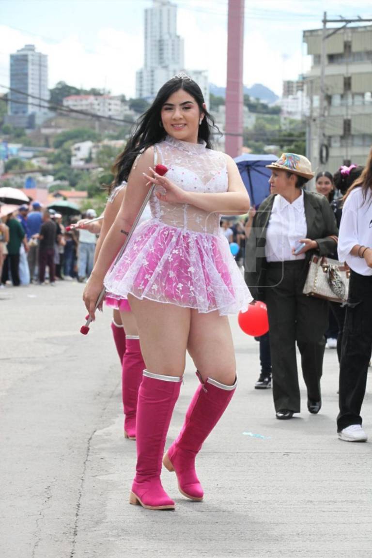 Bellas palillonas de la capital, reinas de los desfiles patrios