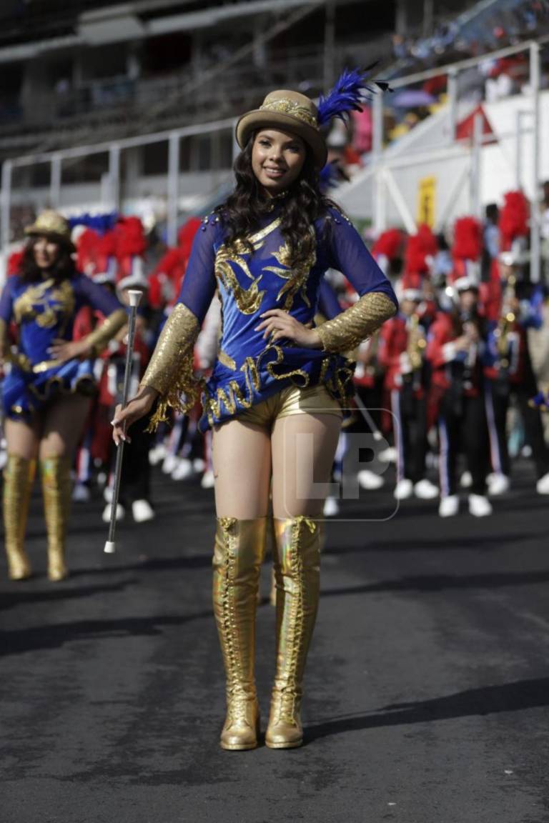 Bellas palillonas de la capital, reinas de los desfiles patrios