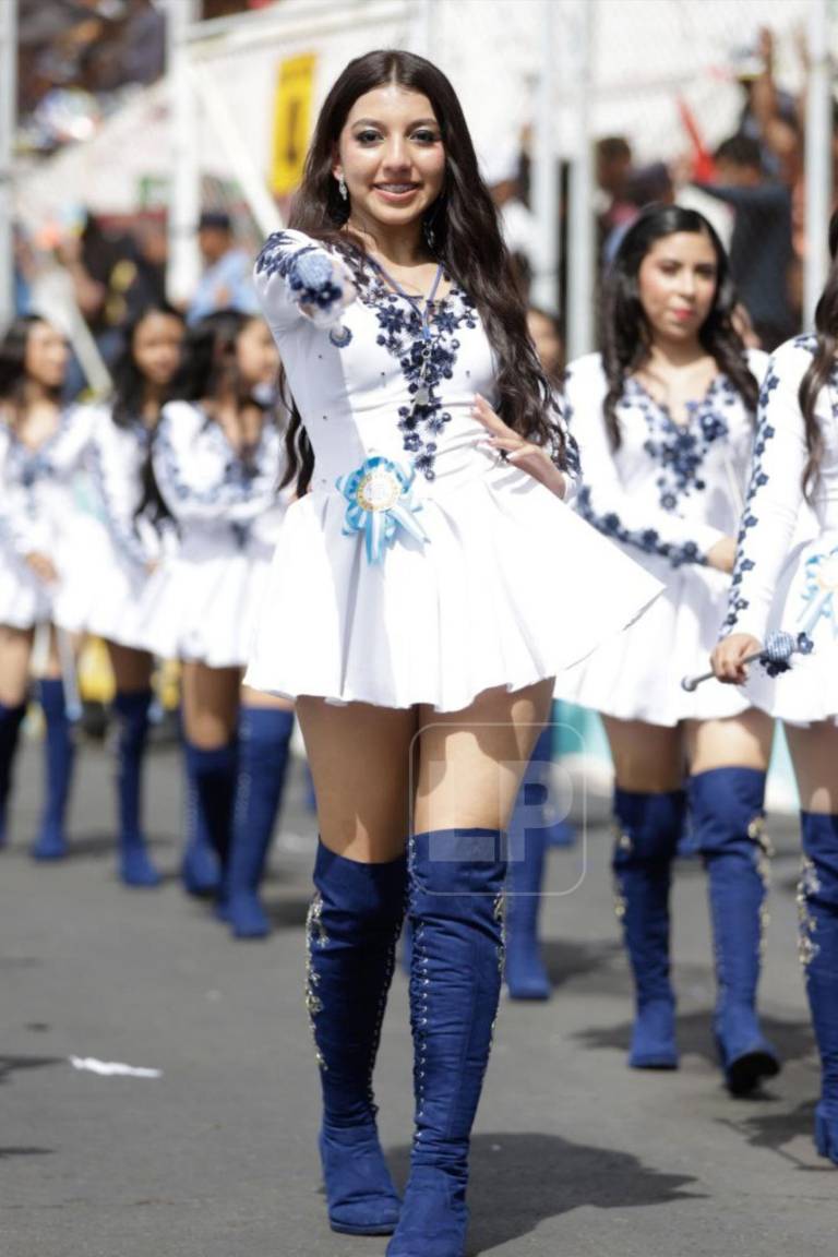 Bellas palillonas de la capital, reinas de los desfiles patrios