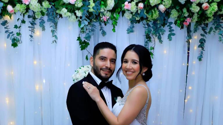 Esposos. Román Soto y Melissa Rodríguez posan muy alegres y llenos de ilusión por el nuevo hogar que ya forman.