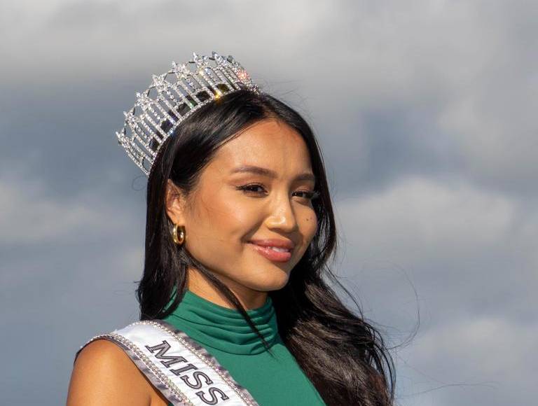 En Instagram, reconoció las limitaciones de su papel, diciendo: “Con el poco tiempo que tengo como Miss USA es mi intención llamar la atención y centrarme en la reconstrucción de Lahaina en mi isla de Maui. También estoy deseando ayudar a las delegadas de 2024 en la transición a una nueva era de Miss USA y apoyarlas en sus propios viajes hacia la corona.”