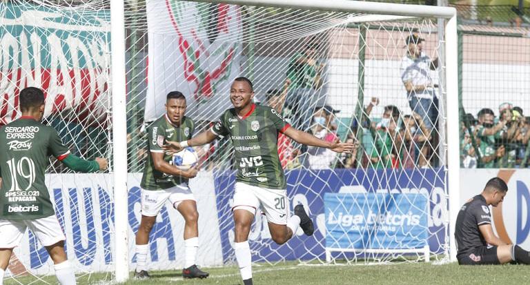 Ovidio Lanza festejando el gol que le daba el empate parcial al Marathón.