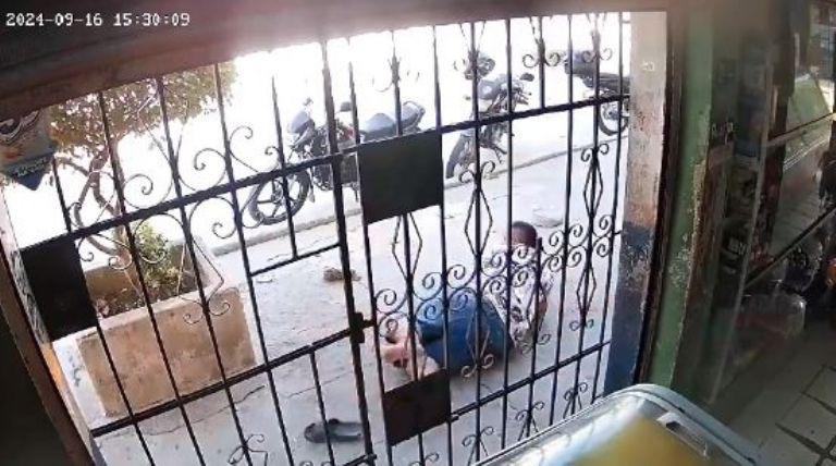 Hombre se hace el muerto tras ser tiroteado por sicarios (VIDEO)