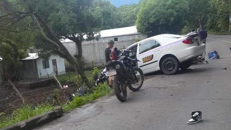 Choque entre motocicleta y taxi deja varios heridos en la zona atlántica de Honduras