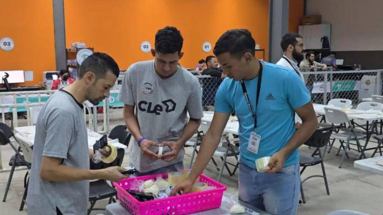 De cada maleta electoral se extrae los votos para contarlos y cotejarlos con el acta, luego del conteo se valida los datos.