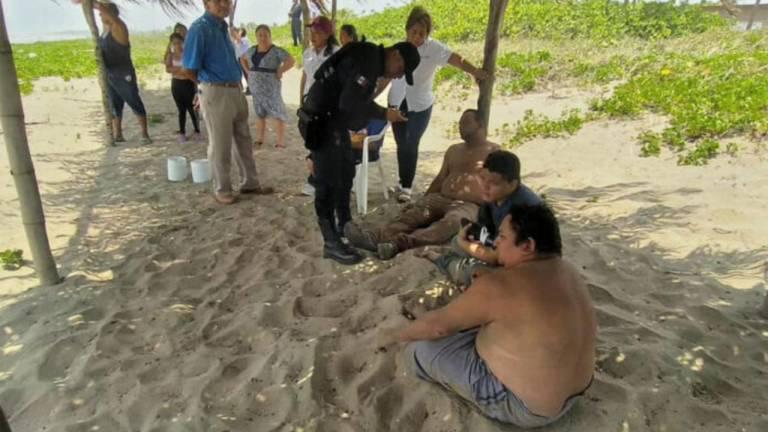 Los migrantes que lograron sobrevivir al naufragio fueron llevados a la playa.