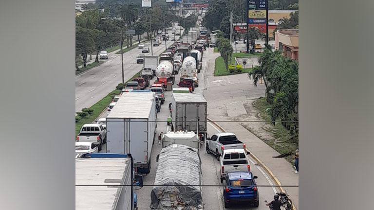 Derrumbe provoca enorme tráfico en carretera salida al occidente