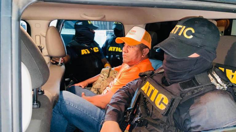 Santos Orellana al ser detenido por miembros de la ATIC.