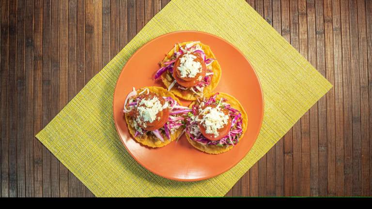Para acentuar el sabor de estas enchiladas y darles un toque picosito puede servirlas con rodajas de chile jalapeño.