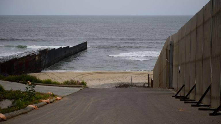Los migrantes lograron cruzar nadando hacia San Diego donde fueron detenidos por agentes de la Patrulla Fronteriza.