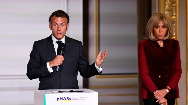 Romance, rumores y escándalos: así ha sido la historia de amor de los Macron