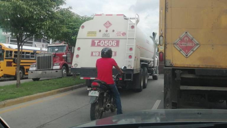 Los conductores hacen fila en la 27 calle de San Pedro Sula.