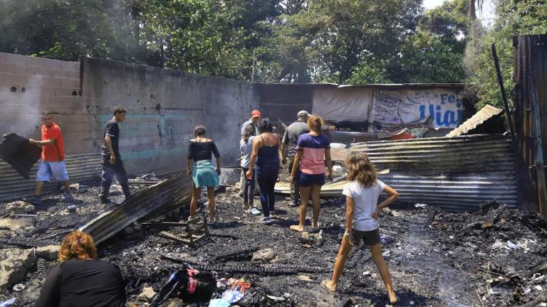 Afectados buscan pertenencia entre las cenizas.