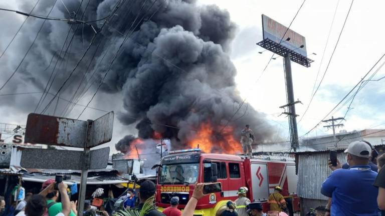 Incendio consume vario negocios del Mercado Central de San Pedro Sula