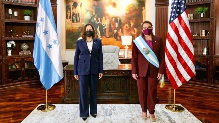 Xiomara Castro y Kamala Harris posan en Casa Presidencial.