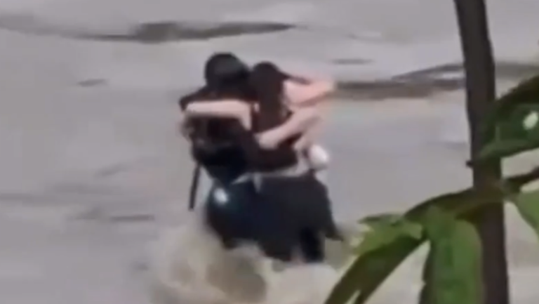 VIDEO: Tres amigos se abrazan antes de morir arrastrados por río