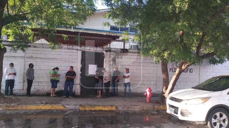 Vecinos del barrio Medina, de San Pedro Sula, comienzan a acudir al centro de votación Escuela Pedro Nufio.