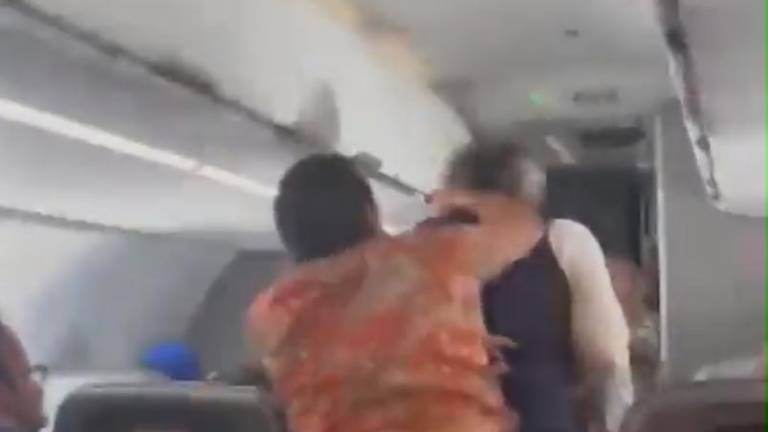 Un hombre fue grabado mientras agredía a empleado de aerolínea.