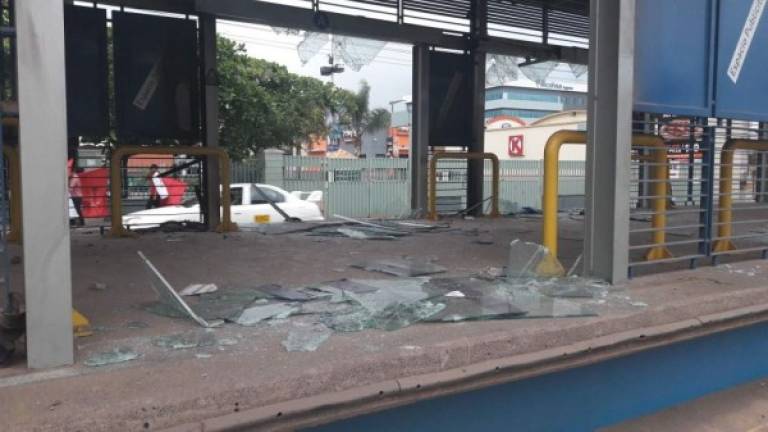 En Tegucigalpa, los vidrios de Trans 450 fueron destrozados. Está cerrado el paso por el bulevar Fuerzas Armadas y hay problemas de circulación en el Anillo Periférico, bulevar Centroamérica.