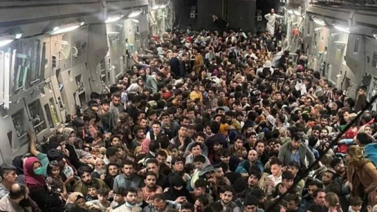 Imágenes que muesran a más de 600 afganos --mujeres, hombres, niños y ancianos-- apiñados en el interior de un enorme avión militar estadounidense, durante la dramática evacuación de personas horas después de que Kabul, la capital de Afganistán, cayera el domingo en manos de los talibanes han dado la vuelta al mundo.