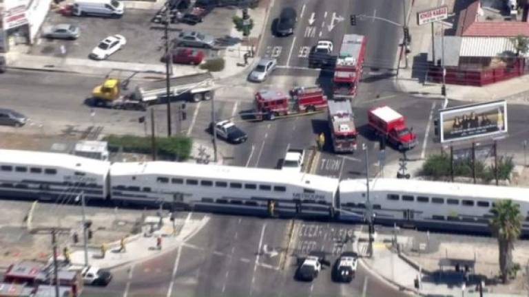 Al menos 9 pasajeros resultaron heridos tras el choque del tren contra un camión.