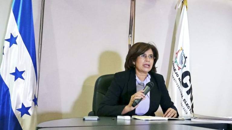 Rixi Moncada, presidenta por ley del CNE, convocó a una conferencia de prensa para informar de la situación que se vive dentro del CNE.