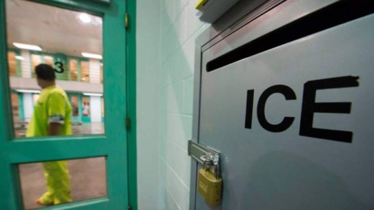 Las autoridades investigan denuncias de muertes y torturas en una prisión de ICE.