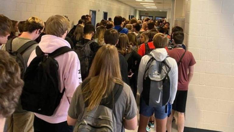 Una imagen que muestra los pasillos atestados de estudiantes sin mascarilla de una escuela reabierta esta semana en Georgia se viralizó en redes sociales.